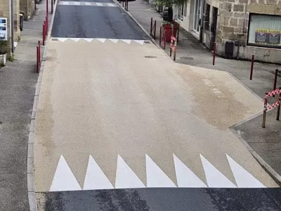 Enrobé à chaud revêtu d’une résine de couleur - Commune de Larche (19)