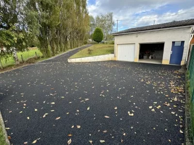 Accès à des garages en enduit gravillonné tri-couche à l’émulsion de bitume. CHAMEYRAT (19)