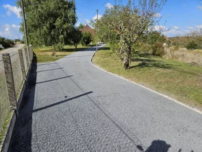 Allée en enduit gravillonné tri-couche à l’émulsion de bitume. Commune de Jugeals-Nazareth (19)