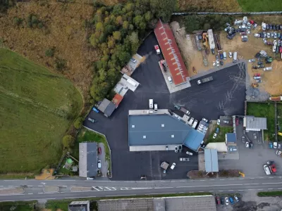 Plate-forme revêtue en enrobé à chaud pour un carrossier industriel sur la commune de EYREIN (19)