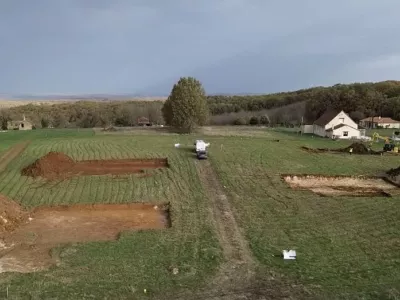 Travaux de terrassement de plate-formes préalable à la construction de maisons individuelles en Dordogne.