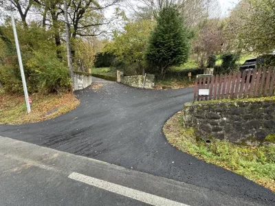 Aménagement d’accès en enrobé à chaud noir. Commune de Argentat (19)